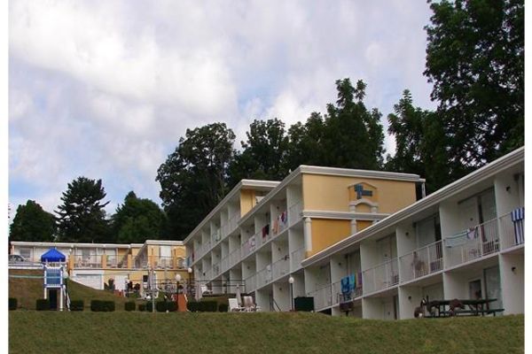 Hotel Tahoe Resort on Lake George